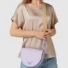 Coccinelle Saddle Bag Mit Label-Detail Modell 'BLAIRE' - Flieder -Damenbekleidungsgeschäft 6184ukih6p3k4dam916jee2bad6kuli2acq4kh1n8574ql2ea95l6dalagq44dad6pa5aiag9t7j4kqead3jcp9o68qjedpi6hh66phk6sojeob675h30db1c8q36cphcgo3ao8