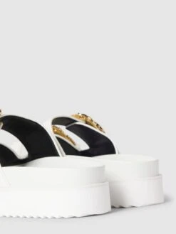 Versace Jeans Couture Sandalen Mit Plateau-Sohle Modell 'ARIZONA' - Weiß 9 Versace Jeans Couture Sandalen Mit Plateau-Sohle Modell 'ARIZONA' - Weiß -Damenbekleidungsgeschäft 6194acqlap3k2ha89ksk4ea9894kekpm7115cka6a125ajq4655jeiam6cr4cga79gq56dhoagp3ih228ko34d9h74o36dhp6tim6opkcoo38e9ic4qm4e1m6lj3aopo6ko3aoo