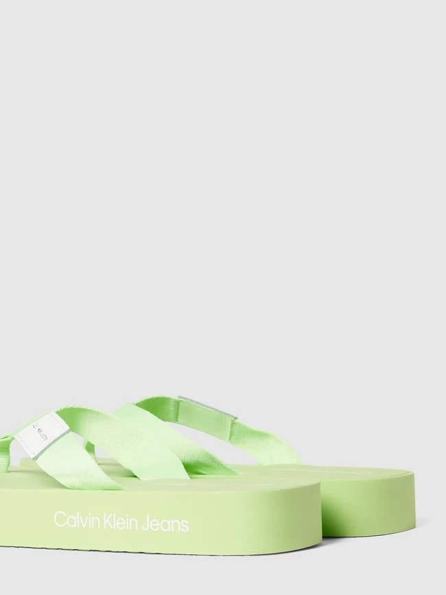 Calvin Klein Jeans Zehentrenner Mit Label-Details Modell 'FLATFORM' - Hellgrün 4 Calvin Klein Jeans Zehentrenner Mit Label-Details Modell 'FLATFORM' - Hellgrün – Bild 2