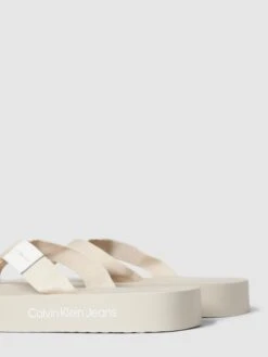 Calvin Klein Jeans Zehentrenner Mit Label-Details Modell 'FLATFORM' - Beige -Damenbekleidungsgeschäft 65430eai8d246ipg9gr5aj2i9oqjic22a1934i9oa0q58j2175b56c266d436d9h9553ejq88coksgi198o3ephl6ti30dpl6go36p1kccq66oj164oj4c1lcli6cd1hc4s68c0