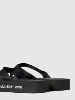 Calvin Klein Jeans Zehentrenner Mit Label-Details Modell 'FLATFORM' - Schwarz -Damenbekleidungsgeschäft 68s3ec21850l8ga3711kkgi98sr46g9i6924oipg6573ad2h6l5kok2g755kee1i6l1kqcid6os36la98h3jcdb660r30dr66kq3aphk6gr3iob16kpm2pb6cop38d1o69h66e0