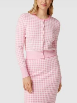 Marc Cain Strickjacke Mit Allover-Muster - Pink -Damenbekleidungsgeschäft 697j0d9ma964oj9g9gs34hif8p13cea26h9jijal65ajgj9p8h4j8l1g69a4qjq56la4uka9al432kab98o64cpmcgp30dhm6gq32opkc8qj6oj2ckp32c1p71hjgcpo61h3ap8