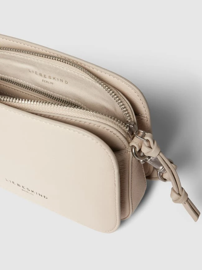 LIEBESKIND BERLIN Umhängetasche Mit Label-Detail Modell 'NOOS' - Offwhite 6 LIEBESKIND BERLIN Umhängetasche Mit Label-Detail Modell 'NOOS' - Offwhite – Bild 4