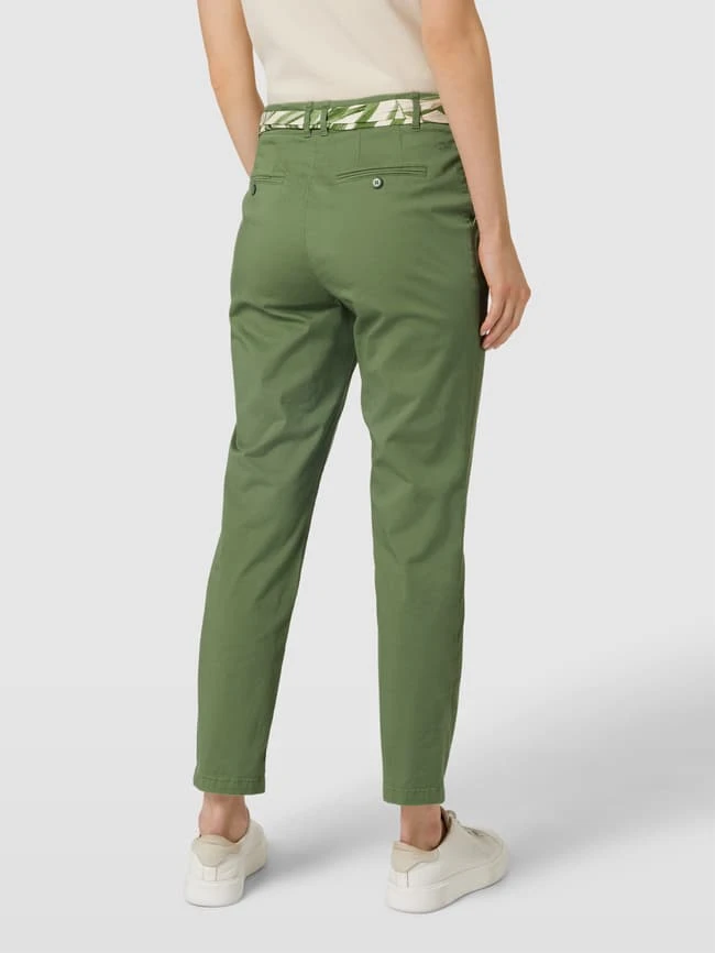 Christian Berg Woman Chino Mit Stoffgürtel Modell 'Sateen' - Schilf 7 Christian Berg Woman Chino Mit Stoffgürtel Modell 'Sateen' - Schilf – Bild 5