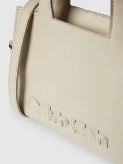 CK Calvin Klein Tote Bag Mit Label-Detail Modell 'NEAT' - Ecru 9 CK Calvin Klein Tote Bag Mit Label-Detail Modell 'NEAT' - Ecru -Damenbekleidungsgeschäft 6p1lah2d64o52dq66cr4okqja4p4uipp9cok6h9l98q42gii91756g9k6p73ghim9d758i1h88rl0cqb6h3jap1oc5j36dhocpj62d1k70o36ohp6thm6d346dgj4dpickp6ce8