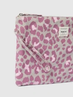 Barts Kosmetiktasche Mit Label-Detail Modell 'JUNO' - Altrosa -Damenbekleidungsgeschäft 6p94gc1nahal6kq791932gpnagrl8dhg9sok2gi690o4uha6ap746iae6l94ai9n8p0l0dqa6gq4oj1p8oo6coj26grj0ohhc4qjcopk71gj0e9ichgj4e1nclh3iob175h66d0