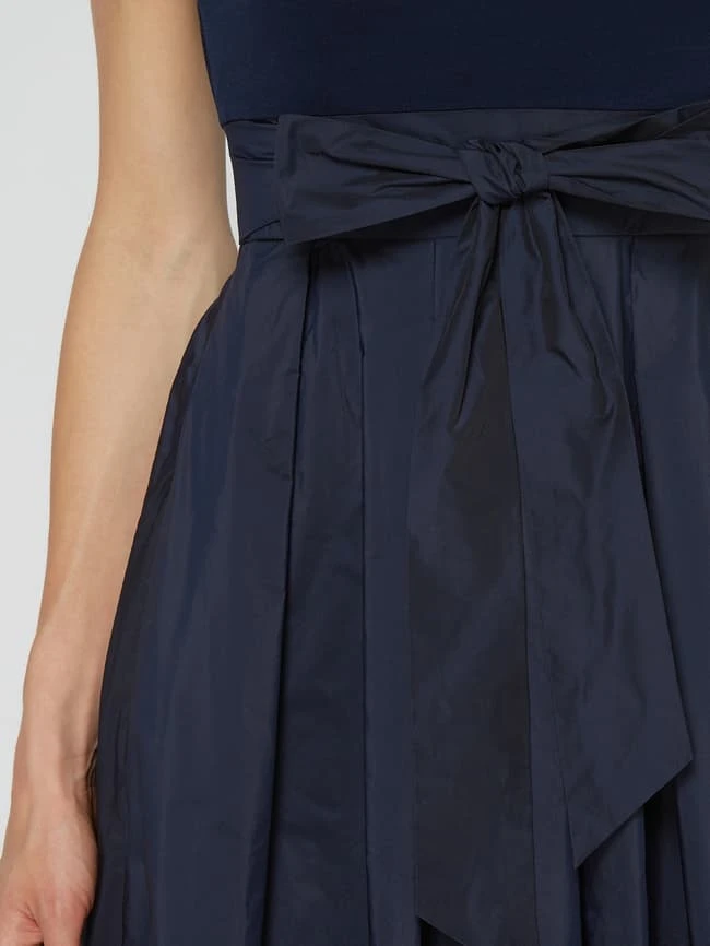 Swing Cocktailkleid Mit Fixiertem Gürtel - Dunkelblau 5 Swing Cocktailkleid Mit Fixiertem Gürtel - Dunkelblau – Bild 3