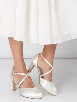 Rainbow Club Pumps Aus Satin Mit Gekreuzten Riemen - Offwhite -Damenbekleidungsgeschäft 6tajiiq2acoj0i9h859kiiala4q4icqi957j8iij6134sg9n9l9jadhn6t542g9m6d6l0gq9656k8jq48co3coj3cco6cp3264s3cohk6phm4e9n6dh3gphh68smce9p6kqj4p0