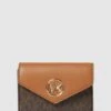 MICHAEL Michael Kors Portemonnaie Mit Label-Applikation Modell 'GREENWICH' - Mittelbraun 1 MICHAEL Michael Kors Portemonnaie Mit Label-Applikation Modell 'GREENWICH' - Mittelbraun -Damenbekleidungsgeschäft 85838l2m90s4qgadaor4ge2a8t258cq3a54kmj9ja0r5cjib759kiki99p644ihi6h752ci86gsj0hi68go34chl64s3ecr3cphmap9k65gj8e1h6oo3gd1hc4p3ac34cpgjcoo