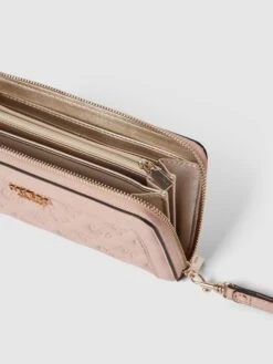 Guess Portemonnaie Mit Label-Details Modell 'ABEY' - Rosé -Damenbekleidungsgeschäft 88p52cpj6h6kgga36d9k6hhn953kql9kaoo4ql9la57j6l2685a50d1k8d2j0kph9594edhk9h9kokieap3jechkc5gm2p9m6tgjco9kclij6eb5c4s38d1kcoo66p1n6lhj2pg