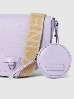 Coccinelle Saddle Bag Mit Label-Detail Modell 'BLAIRE' - Flieder 9 Coccinelle Saddle Bag Mit Label-Detail Modell 'BLAIRE' - Flieder -Damenbekleidungsgeschäft 88s52dhg6p0l4h2a6ta4ce2gal64mcph9l8k4i1ialajah2k9l2lchq6ahalce2d85258i22ah7j0li2ap3j4dr5c9ij2ohl68pmcc9k64q6aohm74o66p336pi3gcb66lj3iog