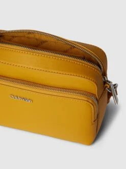 CK Calvin Klein Umhängetasche Mit Label-Applikation - Gold -Damenbekleidungsgeschäft 8d4kec2k6sqk4k9j9kql2hae6t44olik694l2him6gpkaj21agsk4jaka99k2gi96co3gc9i9tajega9a0o64d1ocopj4c9l60o3cp1k65im2oj370sm8dplccqmad9gcgpjco8