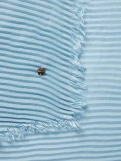 Marc Cain Schal Mit Strukturmuster - Bleu -Damenbekleidungsgeschäft 8d53iiag8574okpj9p2kukam84p58jqaa8q36c2f7174ucag6ks3ijq38d5j2l1g6h44sdqi8t230dppa93mae1n64o3ic34c8o3ec9k6ko3ee1jcdgm8chp69j32d9o64s62dg