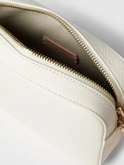 Coccinelle Umhängetasche Mit Label-Details Modell 'TEBE' - Weiß -Damenbekleidungsgeschäft 8ookekq18l336c1h6kq4qc1i954jcgil70q4uc1m95al8d256p5kcihmad75acah84slch1m9ha46jij8so6cchlccojacr3cos6aopkcoq3cohh6kpj8d1jcgsjgpb56oomad0