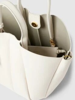 Coccinelle Handtasche Mit Label-Detail Modell 'BUNDIE' - Weiß 10 Coccinelle Handtasche Mit Label-Detail Modell 'BUNDIE' - Weiß -Damenbekleidungsgeschäft 8p3kaji98d458giha5334jah71430kql9laj2i2ba8rkac249d3kui1pa5932hpk9kr4sl2l9h0kqhpg9oo3eohlckpjco9l6go66cpkckp68e1g6th3cdhlc8qj4e1nccr6cdg