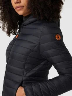 SAVE THE DUCK Steppjacke Mit Label-Detail Modell 'DIZY' - Schwarz -Damenbekleidungsgeschäft 8sslaiia9p732cal6d348li2a1a38jal6kpkckaia0q56k299kq4ska46p3l8i219l63al216h64gh1k9p3jgpj2c5h3gc9pc8qj2ohk61gjgo9p60o3echp6so36cr16phj0c8