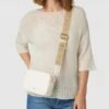 Coccinelle Umhängetasche Mit Label-Details Modell 'TEBE' - Weiß -Damenbekleidungsgeschäft 95248h2ead0jagqd6p43eea96t734ea86534ocii6gs5ckhp65546dacapb4mhhgaoo4ck1h8p3j6hpl6oo38p9o6sq3ce9oclh6cdhk64o30e35c4om6o9m6co3gc1h60rm2p0