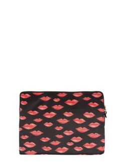 WOUF Tablettasche Mit Herzmuster Modell 'Beso'- Wasserabweisend - Schwarz 10 WOUF Tablettasche Mit Herzmuster Modell 'Beso'- Wasserabweisend - Schwarz -Damenbekleidungsgeschäft 952k8d2c6h9j2c9l8t4l8i1j9d3jiiq58p1jcc1n6p154l2a8d7l2kql6sp58ga78l73gji1ahb4gd9h70o3ccr66csj4d1lcorj6dhk6sr68eb2cgqjgpj3c8q3id1oc8om6co