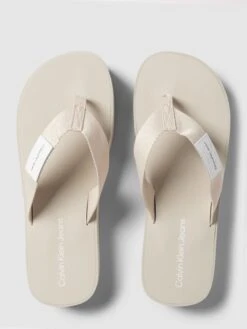 Calvin Klein Jeans Zehentrenner Mit Label-Details Modell 'FLATFORM' - Beige -Damenbekleidungsgeschäft 990jgi2l6l45ckpjacqjcial9h8l4gi9ap6jeh9kaksj2chl6194ii9k6t7kela98t2l4da98l74kcpk60o34dhjc8oj6cpgcopj0p1k60qj2e35c4o3ad1ncli30dr2cdijap0