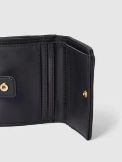 Guess Portemonnaie Mit Label-Applikation Modell 'ABEY' - Schwarz -Damenbekleidungsgeschäft 9924ok9ha8r4eli9a9558jac8pa34cij8h34ueaga51j4hq49ks4cd2c6h0kmja39p456dag61b38cqkal3map9k6him2e9ocko34phkcoojcoho6hgjachoc8oj4phgckrm2oo