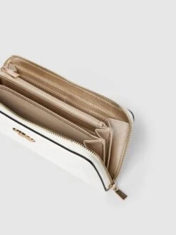 Guess Portemonnaie Mit Label-Details Modell 'ABEY' - Weiß 7 Guess Portemonnaie Mit Label-Details Modell 'ABEY' - Weiß -Damenbekleidungsgeschäft 9h5jgkafah4j2j2e9t1kgh1ia11j4ipj9l0kgji76ks32iq68574cjqj9ssl6j1l70pj8chp88ol0k9j913j0eb66krj0p9k71j3ecpkcli36e9m6pijiphhcpi34cpn6so3ep0