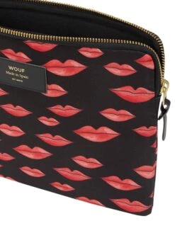 WOUF Tablettasche Mit Herzmuster Modell 'Beso'- Wasserabweisend - Schwarz 9 WOUF Tablettasche Mit Herzmuster Modell 'Beso'- Wasserabweisend - Schwarz -Damenbekleidungsgeschäft 9h64mi2f6opj0hqk6srk8gi18os4ej1p8h75ch1j8go38cqm8l850hhka943cjaf94r46i9p710kij2f8p3mcohnc9h62cr6chh6cd1k69i3goj1cop66e1lcph3adr56hj3ie8