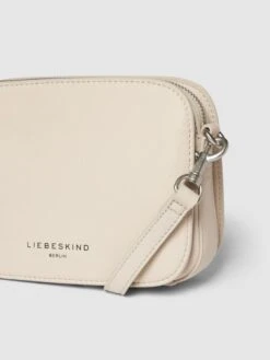 LIEBESKIND BERLIN Umhängetasche Mit Label-Detail Modell 'NOOS' - Offwhite 9 LIEBESKIND BERLIN Umhängetasche Mit Label-Detail Modell 'NOOS' - Offwhite -Damenbekleidungsgeschäft 9ha3ejq5a99kkj9ia55jija38l734i1m8h3lchiia12l8laea15jakqm6d346gpj8p8jcki9990kuk1l8oo34d1i64r34p31cos6cd9kclj6coj5cos3ee9gc8sjgdpgc9gm2dg