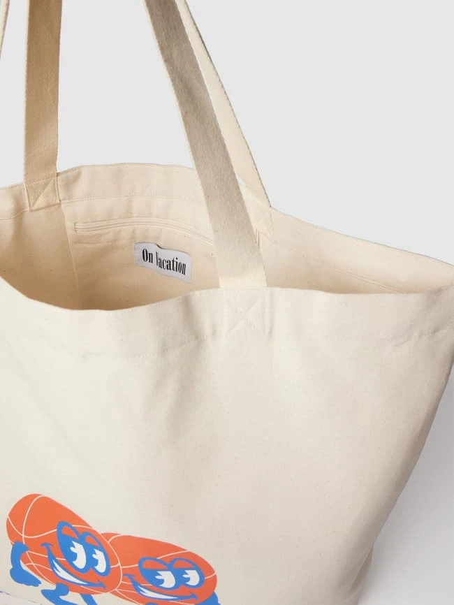 On Vacation On Vacation X P&C - Shopper Mit Label-Print - Weiß 6 On Vacation On Vacation X P&C - Shopper Mit Label-Print - Weiß – Bild 4
