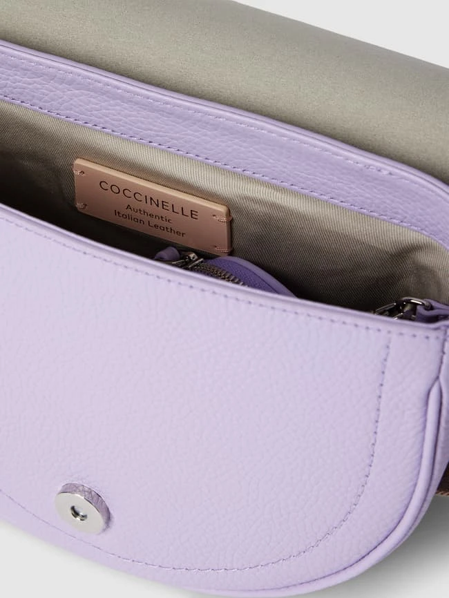 Coccinelle Saddle Bag Mit Label-Detail Modell 'BLAIRE' - Flieder 7 Coccinelle Saddle Bag Mit Label-Detail Modell 'BLAIRE' - Flieder – Bild 5