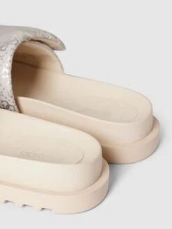 Guess Pantoletten Mit Label-Print Modell 'FABETZY' - Offwhite -Damenbekleidungsgeschäft 9l8j2l23714l6cil657lcipi9p2kqhq29l7k2ka59t14kcihap4j8cpn9p24aj238cskml1o90q4sdq46l3jec9n75i6ap34c9j3cc9k6thjce9i60om6e9h75hjcc1p6lhj8do