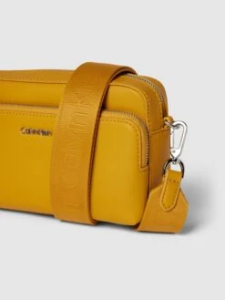 CK Calvin Klein Umhängetasche Mit Label-Applikation - Gold -Damenbekleidungsgeschäft 9oojalaj8914se286osj0ji28p73id1j74q4ugib618k2da7856l8j2da12jgiak94s4mh1l6ha3cc9hal3j4d316pij0db4ckq36p1k6gsj4oj26tj36chicco36opj6crm4dg