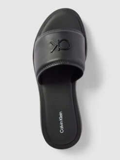 CK Calvin Klein Slides Mit Label-Details Modell 'FLATFORM' - Schwarz -Damenbekleidungsgeschäft 9or3gk1l8t7l6la98sokic2g7543ahae8csjihal91b52dq86oq36i1i6ko52ea398o3ccic8l93ae2b693jic1o6opjid9pc4p3echk6hh32oj370qjidpn64ojgd3261j3idg
