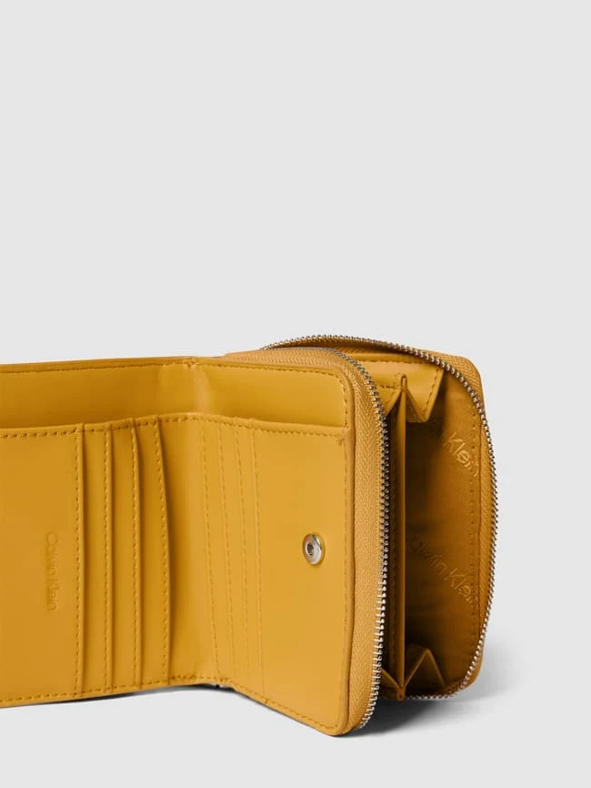 CK Calvin Klein Portemonnaie Mit Label-Applikation - Gold 5 CK Calvin Klein Portemonnaie Mit Label-Applikation - Gold – Bild 3