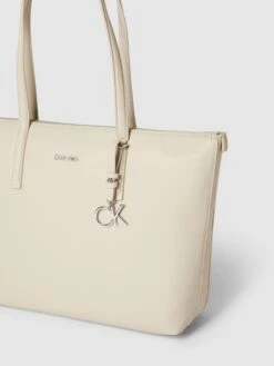 CK Calvin Klein Shopper In Leder-Optik - Ecru -Damenbekleidungsgeschäft 9sojaj9l84o48h1h6cpk8ka56gsl4ii261ajgiqc90p4eh2l8cpj0d9o71a56cqb9spj8l9o6ook8ja86h3jeohh6cs30dhp6thm6opk60om4oho6phjgc35c5h32ohp6koj6do