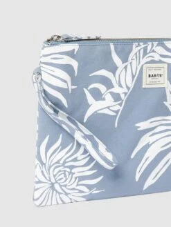 Barts Kosmetiktasche Mit Label-Detail Modell 'JUNO' - Bleu 9 Barts Kosmetiktasche Mit Label-Detail Modell 'JUNO' - Bleu -Damenbekleidungsgeschäft a12j8ja7951jiga6a51l2da26194egqj8cskmj9pa554kgpkap9kck246p24skima8qksi2lah130cqm8l3m8p1i6ssj2dj1ccqj6chkcoq62oho74s68ob560s3ecr36kojip8