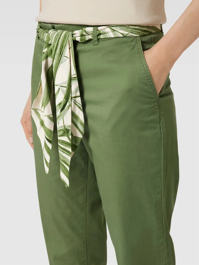 Christian Berg Woman Chino Mit Stoffgürtel Modell 'Sateen' - Schilf 5 Christian Berg Woman Chino Mit Stoffgürtel Modell 'Sateen' - Schilf – Bild 3