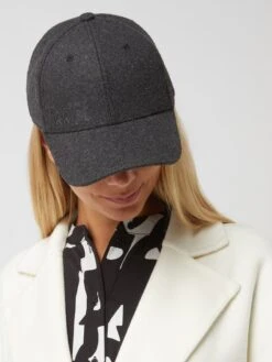 Karo Kauer X P&C Cap Mit Logo - Karo Kauer X P&C - Exklusiv Bei Uns - Dunkelgrau Meliert -Damenbekleidungsgeschäft a19k4lhm6crkadid8d8kgdqma56kelhg71344jaf8p2k8lal8d7j6jpi6cpjeea88p652hik74qjeg9g893jeopl6cq30ohk6tgj6p1kcgsjge3568o3ap1mcks6coj1c5i3cp0