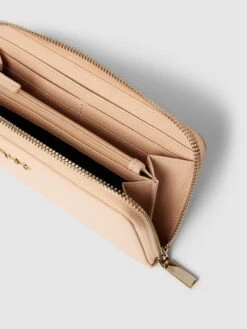 HUGO Portemonnaie Mit Label-Applikation Modell 'CHRIS' - Sand 7 HUGO Portemonnaie Mit Label-Applikation Modell 'CHRIS' - Sand -Damenbekleidungsgeschäft a544qi1g6p9kadqd90okac2k8la50gq4917kkda68h5kuja49opj8dhj998j4j26a964mjq19col4jq96t3jip9p64q62oj3cgrm2p9k69h62e1nc4pjcphocop6cchm6kr34c0