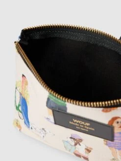 WOUF Kosmetiktasche Mit Label-Patch Modell 'June' - Sand -Damenbekleidungsgeschäft a8r48k9gah33gh2868ol6d278p7jil2k9d5l8gq8akp3ij2e95154d276opl8eaiap3kehqg9soj2c216p3jcohjc4q3id1j6hgj2opkcor64e9j70qjid1p6op38ohn6ks32c0
