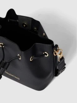 VALENTINO BAGS Bucket Bag Mit Label-Details Modell 'SEYCHELLES' - Schwarz -Damenbekleidungsgeschäft a90j0k2c9goj2cqc90rk8ihnal5l8cq5a594qjqfa4ol8ci18grkkli56974elil951j8iif9h5k2iq36h3jgcph60pj0cpj6sp64c9kc5gjeohh71h6ac1o64sjedpi68rm6co