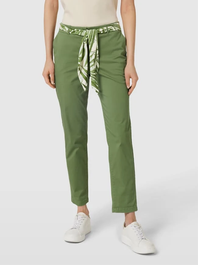 Christian Berg Woman Chino Mit Stoffgürtel Modell 'Sateen' - Schilf 6 Christian Berg Woman Chino Mit Stoffgürtel Modell 'Sateen' - Schilf – Bild 4