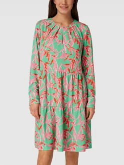 Marc Cain Knielanges Kleid Mit Allover-Muster - Apfelgrün -Damenbekleidungsgeschäft ap1jecila0r52da299734ihj95ajglhi8oojii296p354c22a14kqghoa58kiea3650j2jqj9p9kuhpg74o66or5c9hj4d1j75i30phkckoj4e9hccrjepj2chh30dr270oj2dg