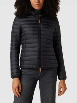 SAVE THE DUCK Steppjacke Mit Label-Detail Modell 'DIZY' - Schwarz -Damenbekleidungsgeschäft ap5jckq5a11l2gqa88p36iqf9oskkjq3859kcl1g9ks4ik1ia8qk8jpja9154ghg9kr38gqa9p7j4da168o6ad9kcphj2dpg6lj30c9k74s6aeb6c9ij2oph61j62d1lccojid0
