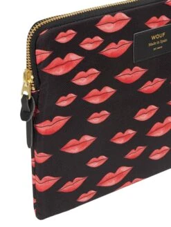 WOUF Tablettasche Mit Herzmuster Modell 'Beso'- Wasserabweisend - Schwarz 11 WOUF Tablettasche Mit Herzmuster Modell 'Beso'- Wasserabweisend - Schwarz -Damenbekleidungsgeschäft ap64kkqlal454j1l8t342iq8992koda58sokoh21ap7kajq46os3edq98t5jcl249gs4sja1899lajaa6ko64p366krm8c1jcoqj8phk60oj4e33c8r68d1i65gm2dplccqm6c8